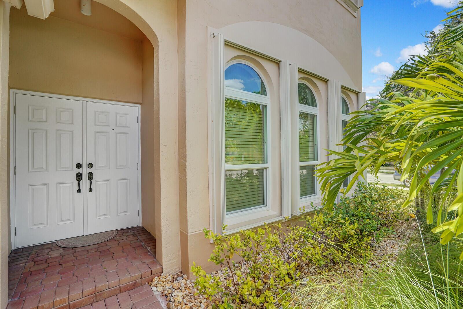 317 E Garden Cove Circle, Davie, FL, 33325/$775,000 4 317 E Garden Cove Circle