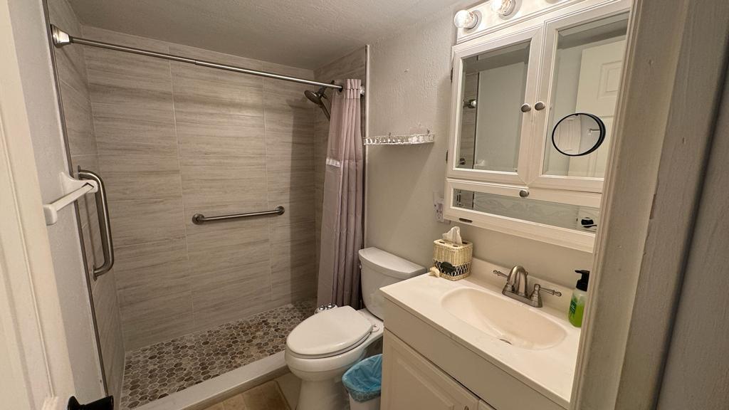 LIGHTHOUSE POINT PLAZA CO - Residential Lease