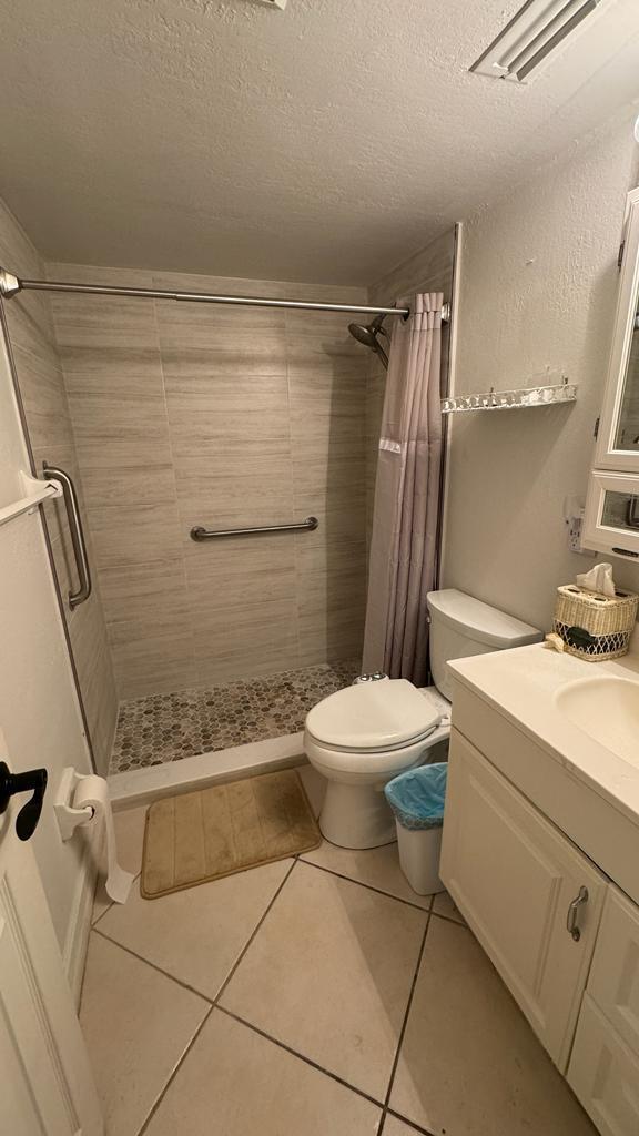 LIGHTHOUSE POINT PLAZA CO - Residential Lease
