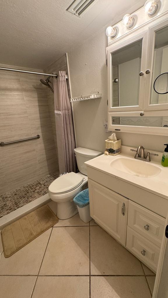 LIGHTHOUSE POINT PLAZA CO - Residential Lease