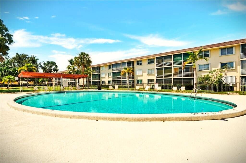 LIGHTHOUSE POINT PLAZA CO - Residential Lease