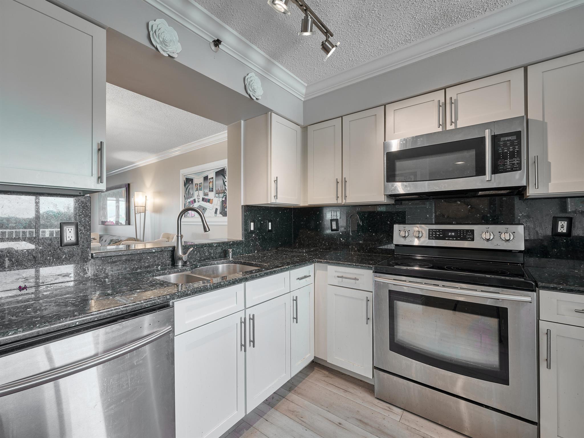 HUNTINGTON POINTE - Residential