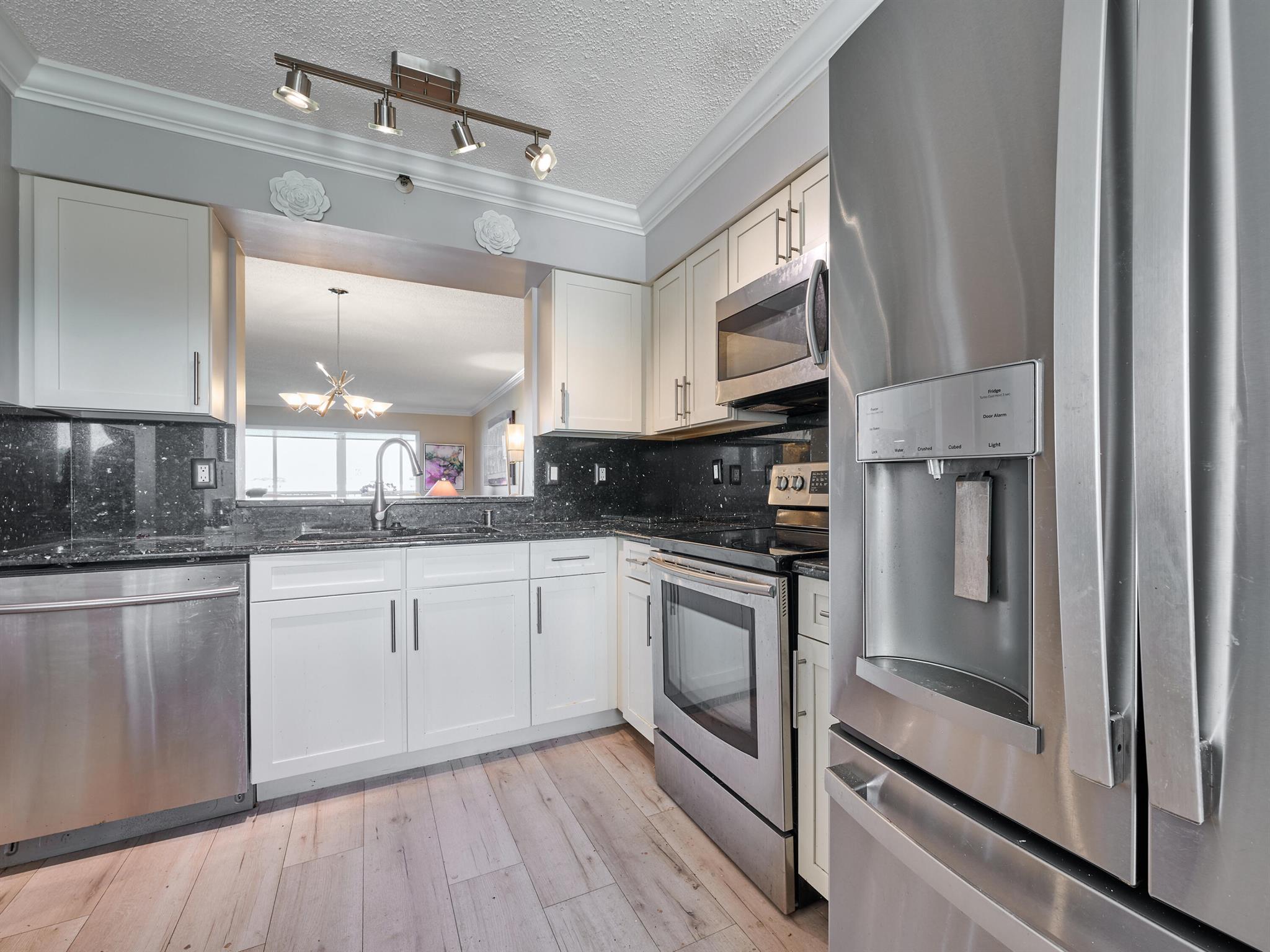 HUNTINGTON POINTE - Residential