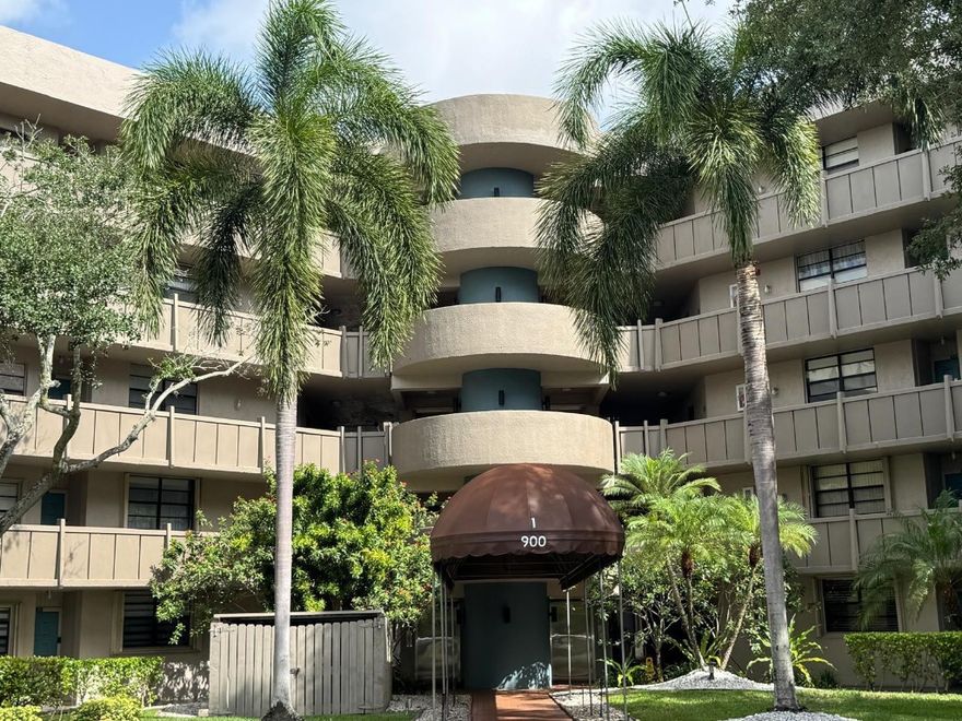 Beautiful 2 bedroom 2 bathroom condominium in active 55 + community with lot of amenities to entertained yourself. this unit comes with tile floors through the entire unit and a brand new central a/c. Unit is fully furnished for your convenience. is located on a 4th floor and it comes with great lakes views to enjoy the afternoon sunsets from your balcony. Unit is in excellent conditions and ready to move in. is located on a great gated community