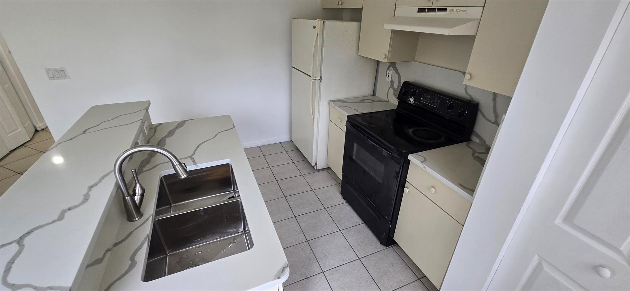 VILLAS AT HARBOR ISLES CO - Residential Lease