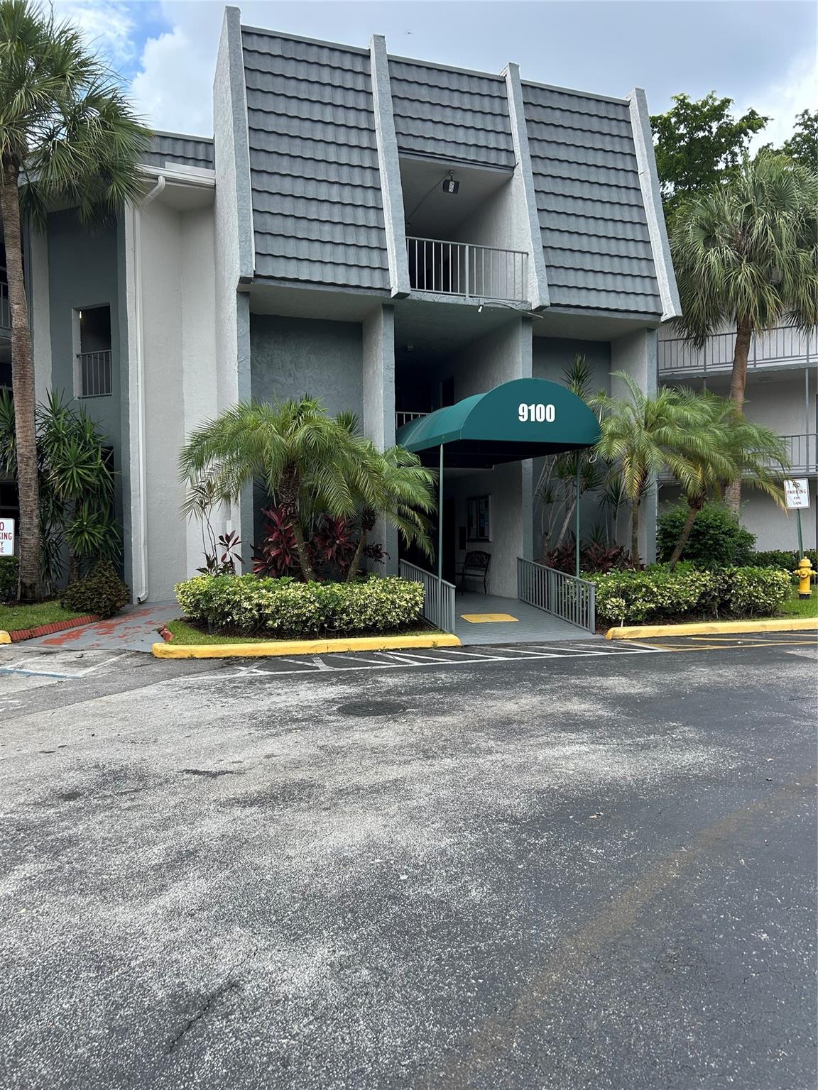 Welcome to this spacious and bright unit located in a well-established 55+ community. This centrally located gem offers the perfect blend of comfort, convenience, and vibrant lifestyle.
Two full bathrooms for added privacy and functionality
Open living and dining area perfect for entertaining or relaxing.
Easy access to shopping, dining, medical facilities, and major highways
Clubhouse with social activities
Sparkling swimming pool
Fitness center, shuffleboard, and more
Peaceful, well-maintained grounds with mature landscaping
Live in a place where neighbors become friends and comfort meets convenience. Schedule your showing today!
Association requires a minimum credit score of 725 and annual income of 30K for a single person, or $50.K if married.