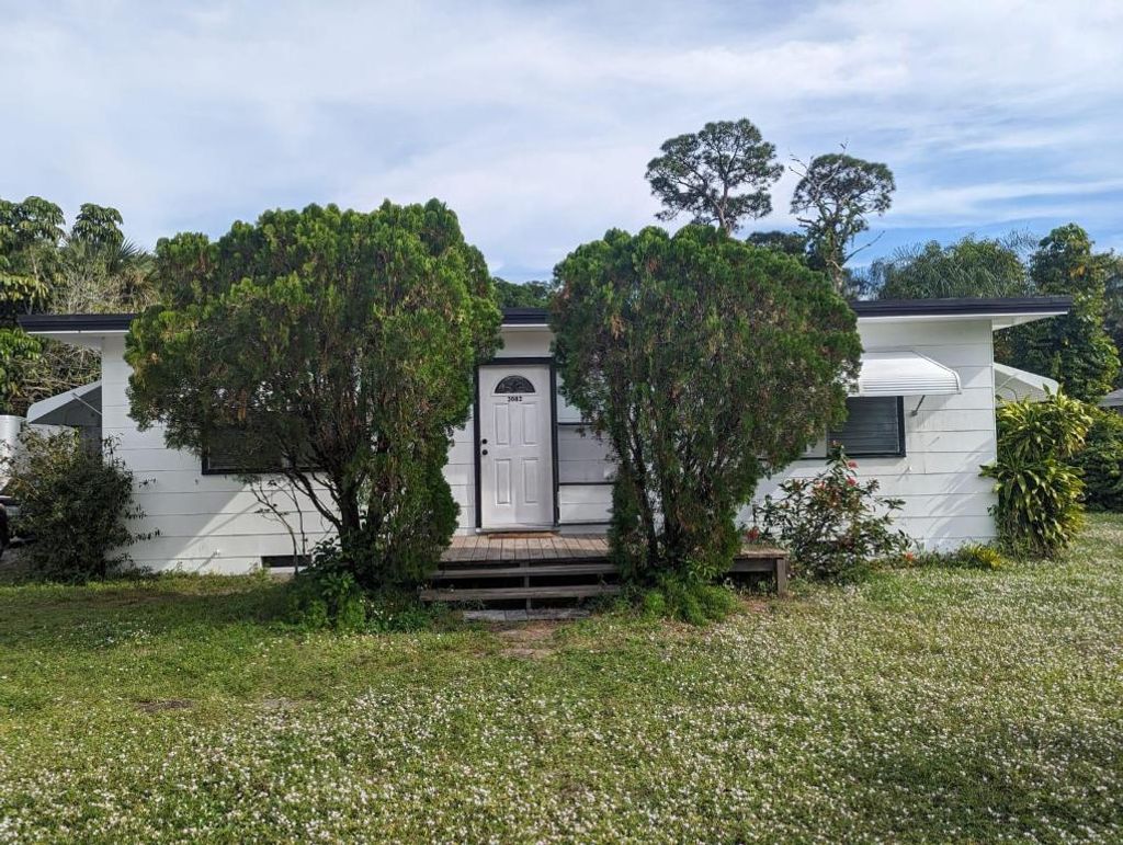 Photo of 3082 Gulfstream Road, Palm Springs, FL 33461 (MLS # R10949165)