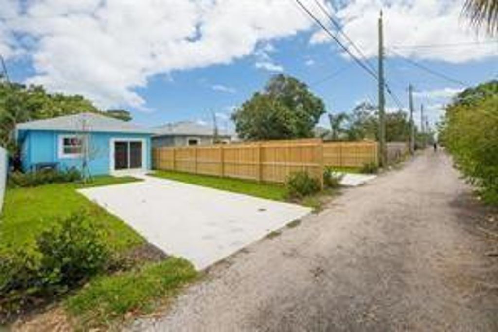 Photo of 105 S D Street, Lake Worth Beach, FL 33460 (MLS # B26014482)