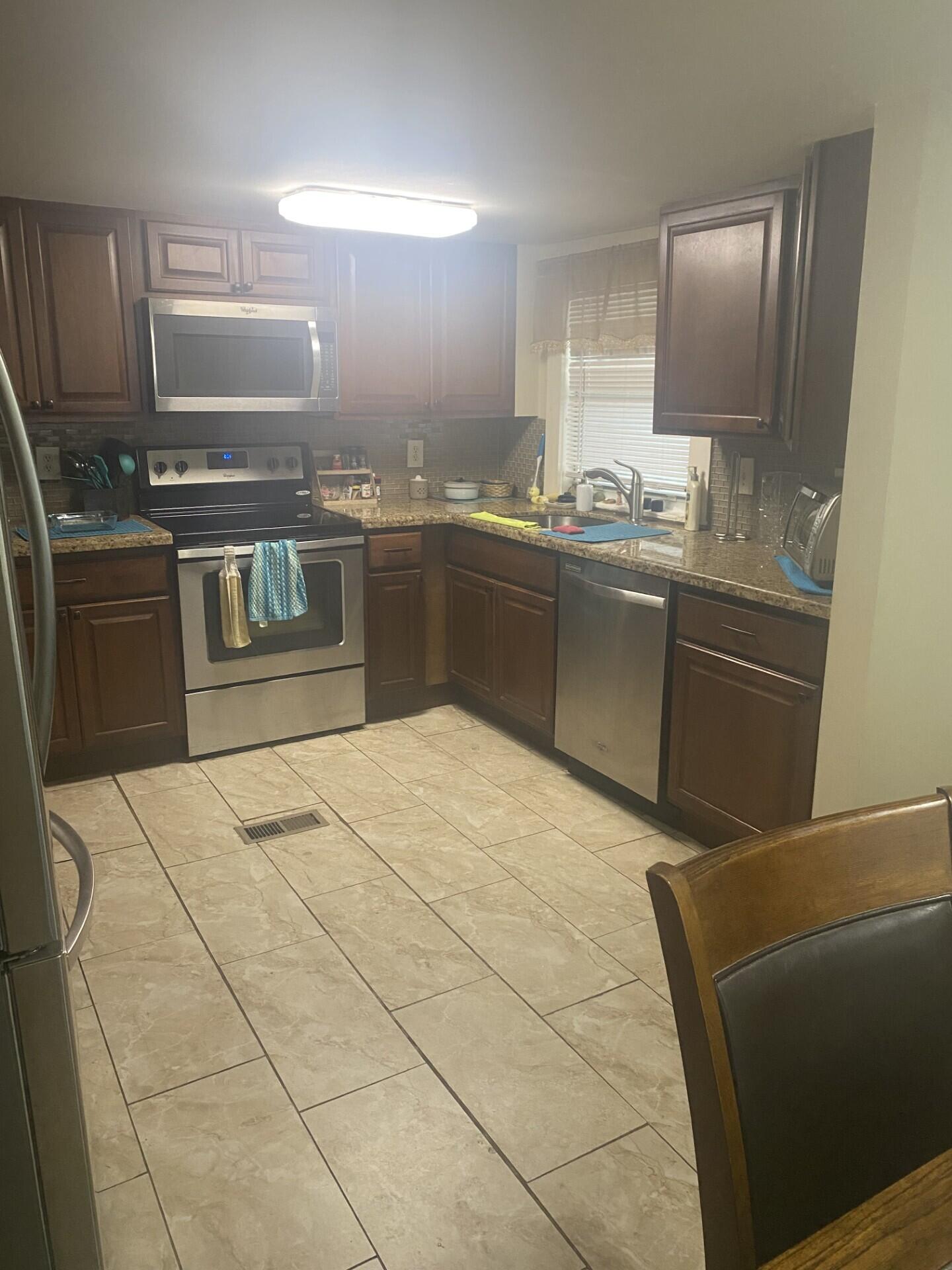 COUNTRY KNOLLS - Residential