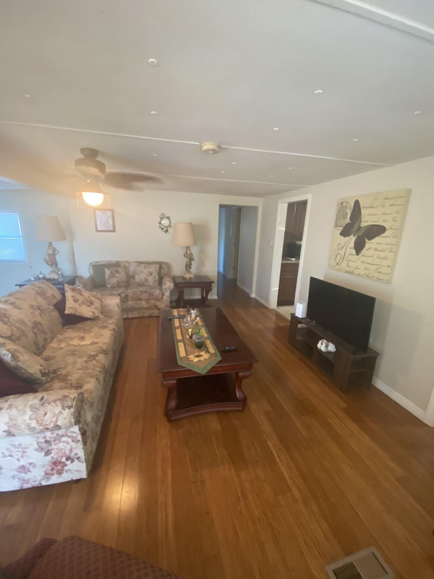 COUNTRY KNOLLS - Residential