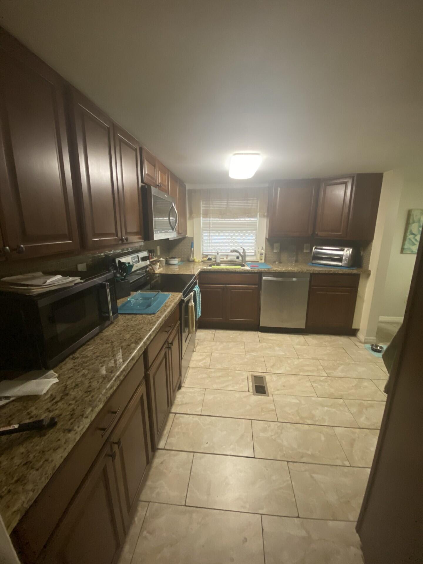 COUNTRY KNOLLS - Residential