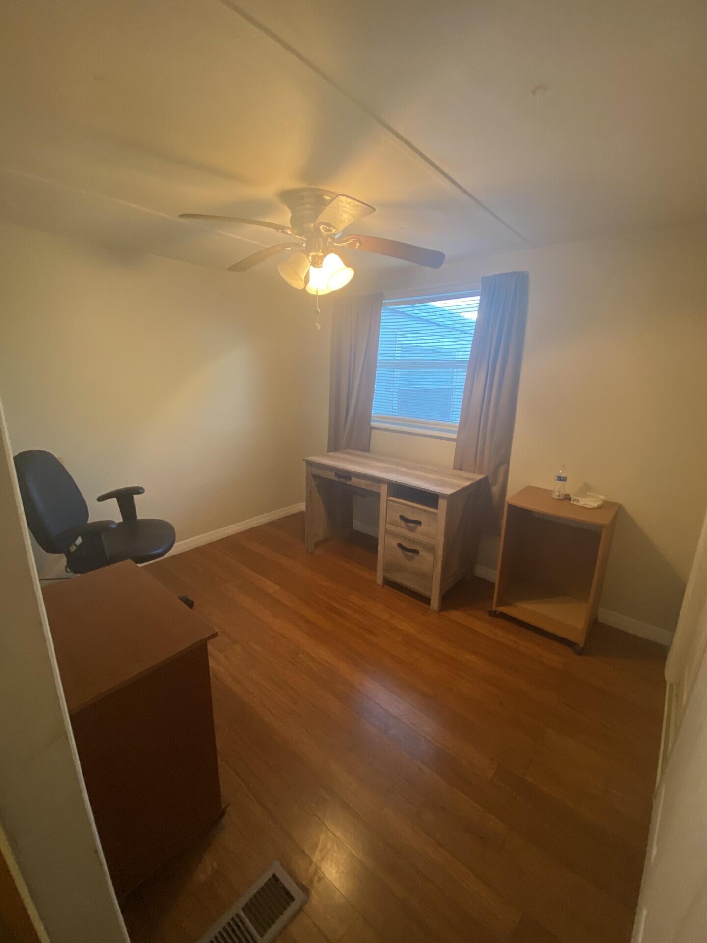 COUNTRY KNOLLS - Residential