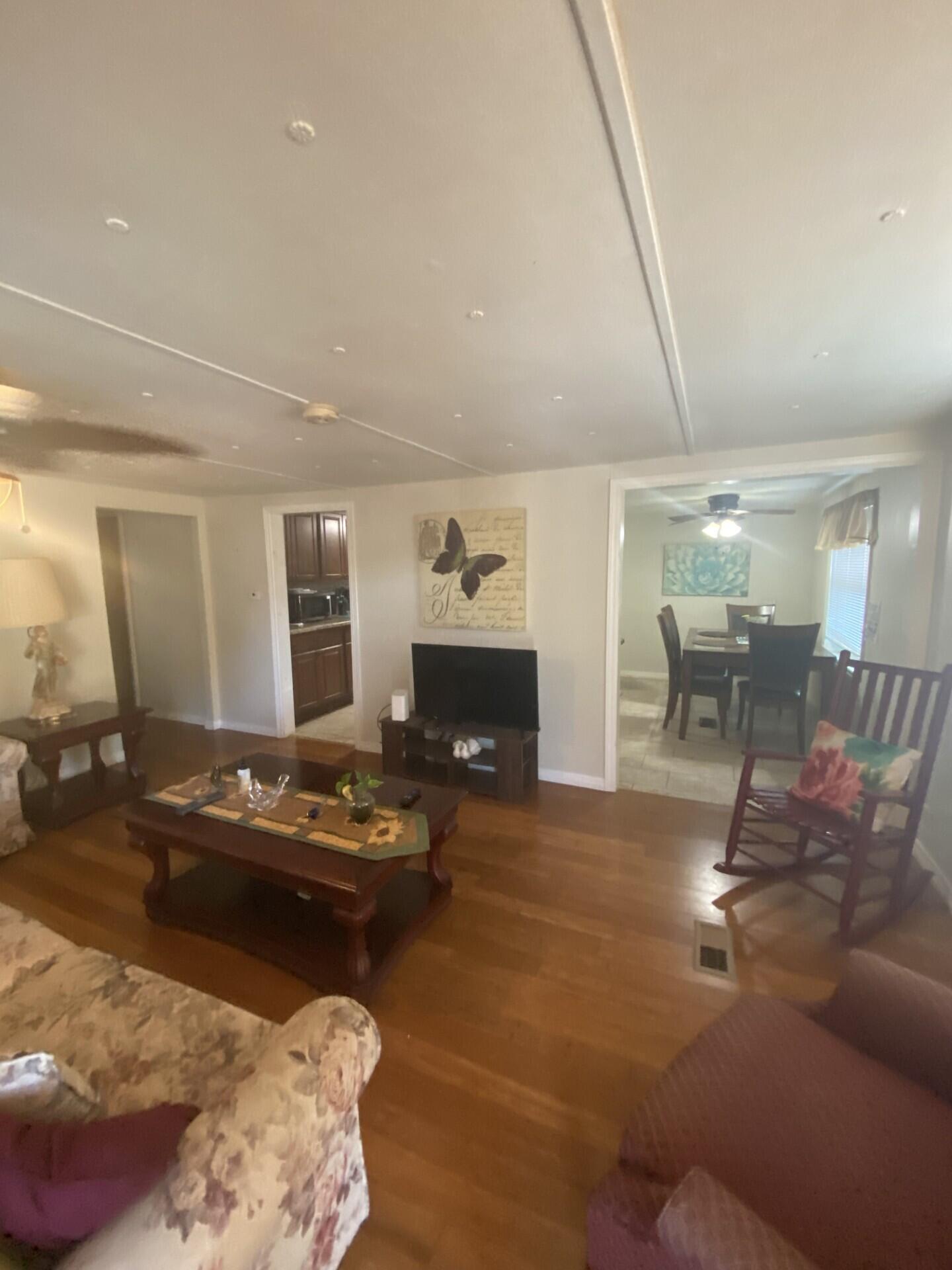 COUNTRY KNOLLS - Residential