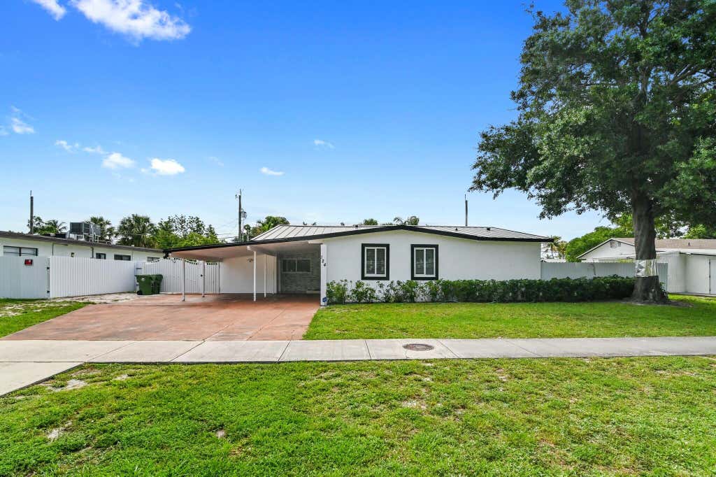 Photo of 124 Davis Road, Palm Springs, FL 33461 (MLS # B26040441)