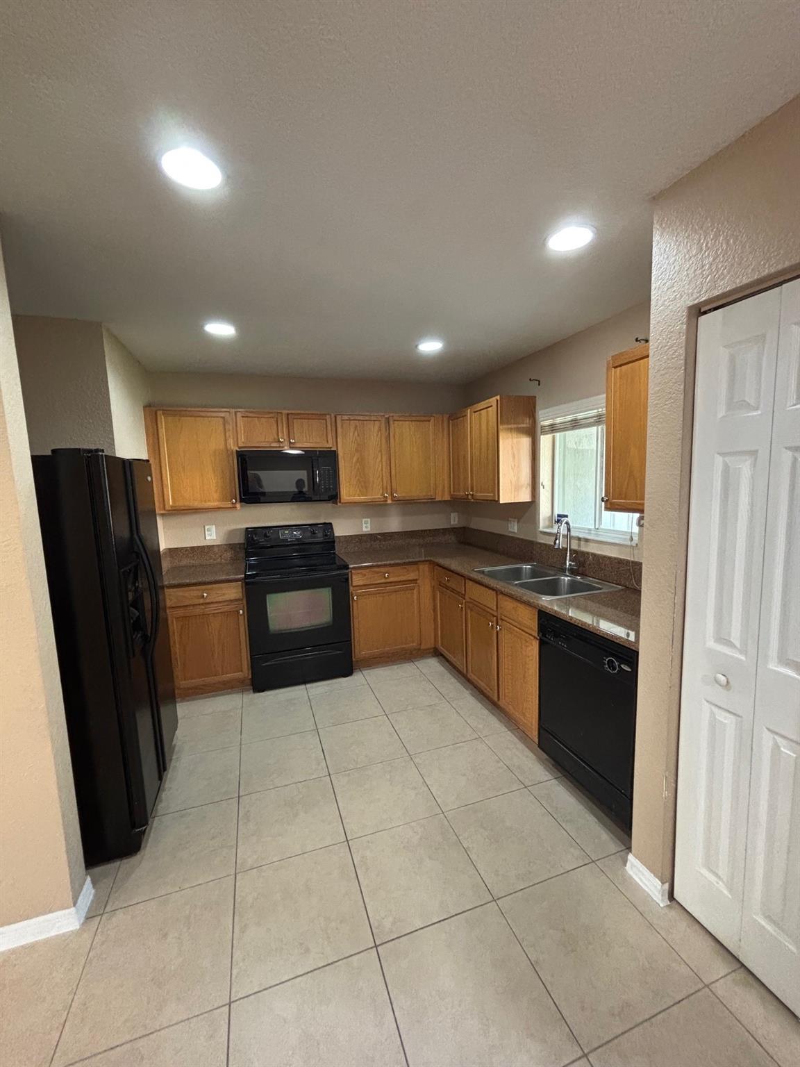 Lyons Indust Park 71-1 B - Residential Lease