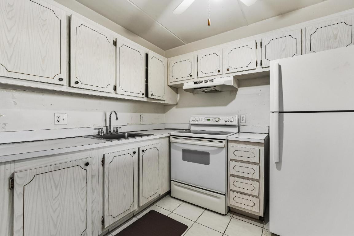 VILLAGE GREEN WINDSOR CONDO - Residential