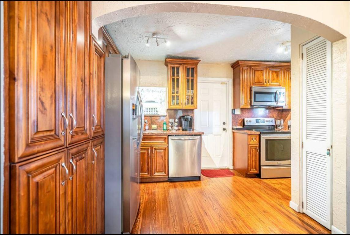 NORTH LAKE WORTH - Residential Income