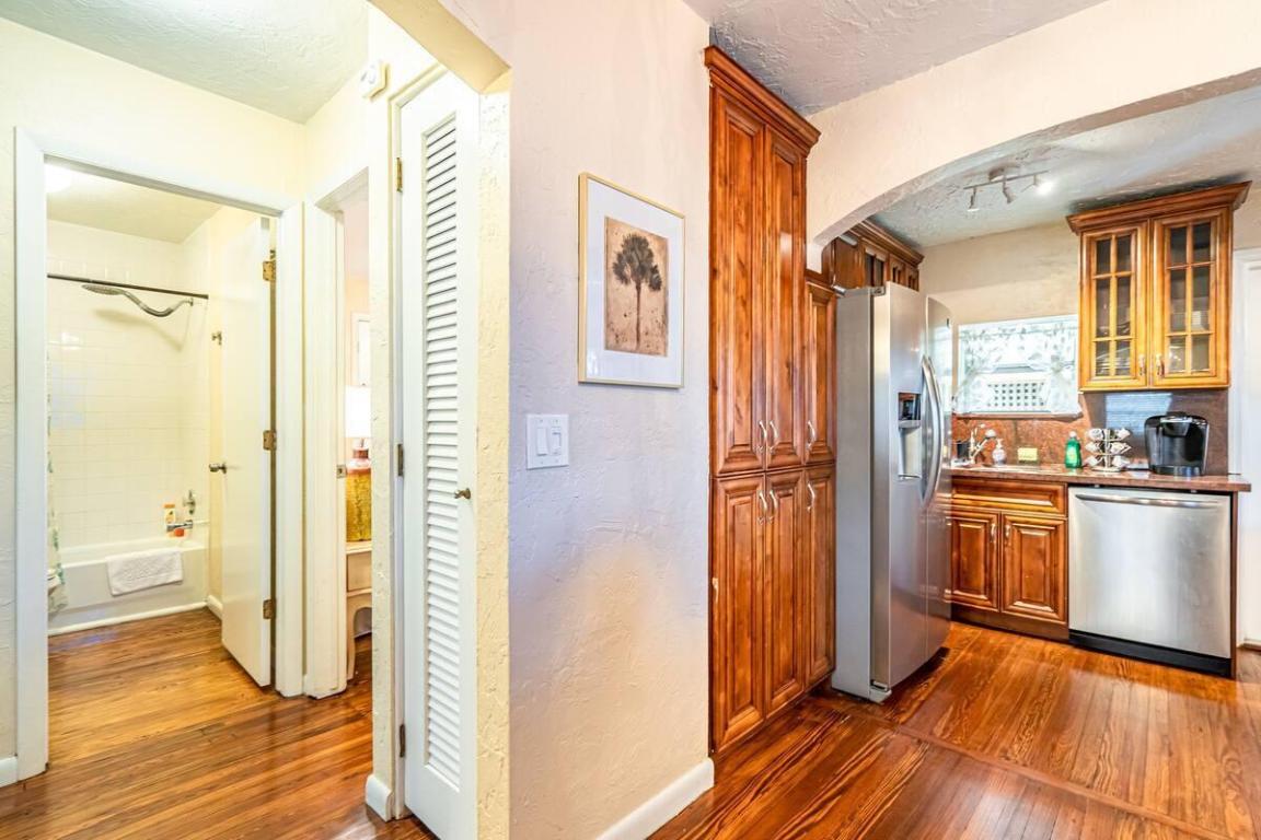 NORTH LAKE WORTH - Residential Income