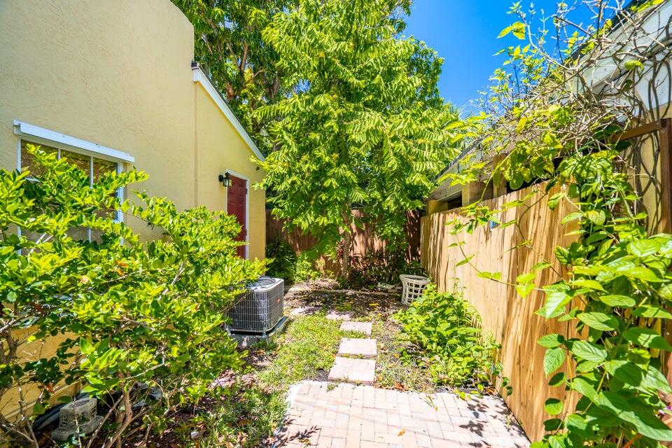 NORTH LAKE WORTH - Residential Income