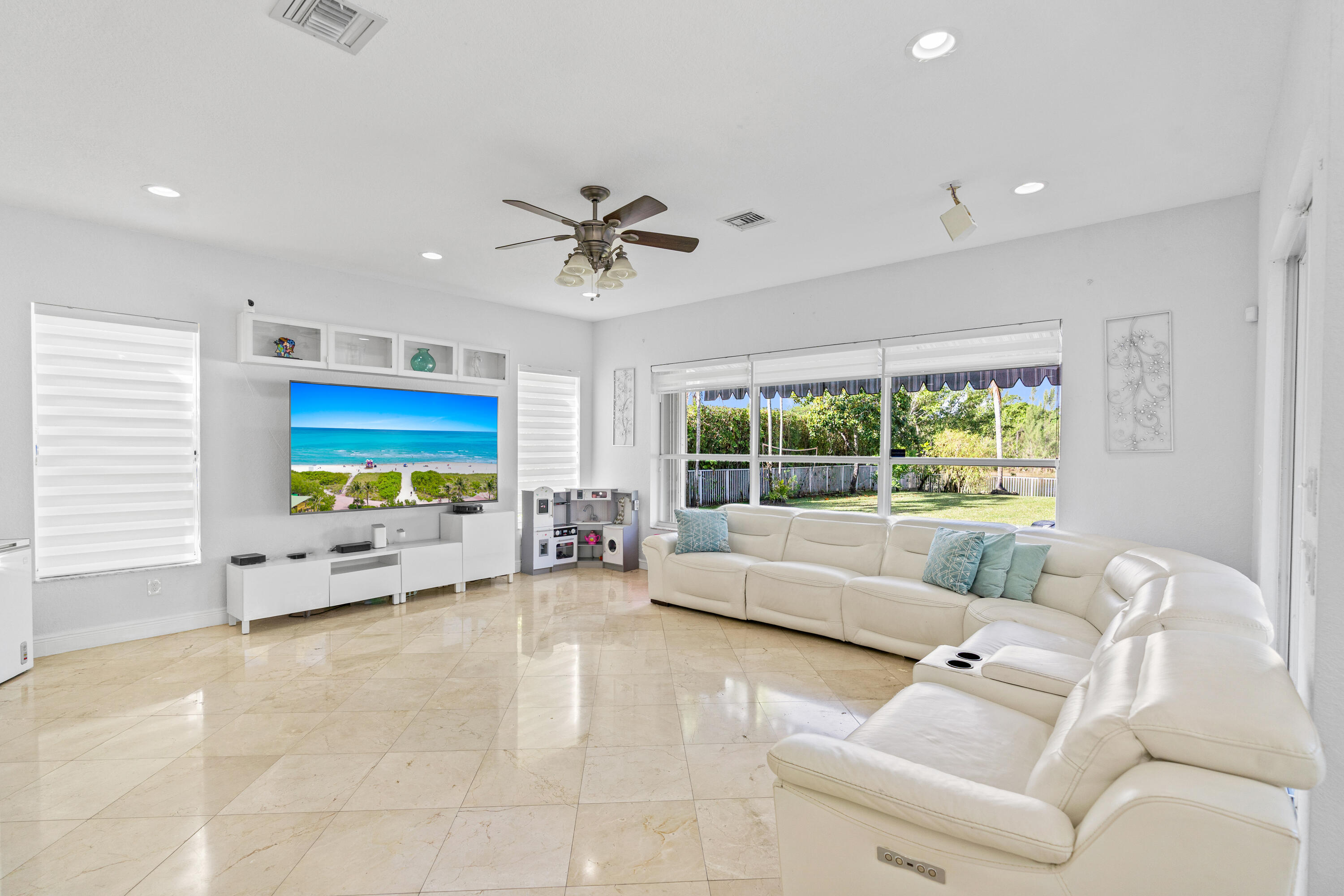 SUNSET LAKES PLAT THREE - Residential