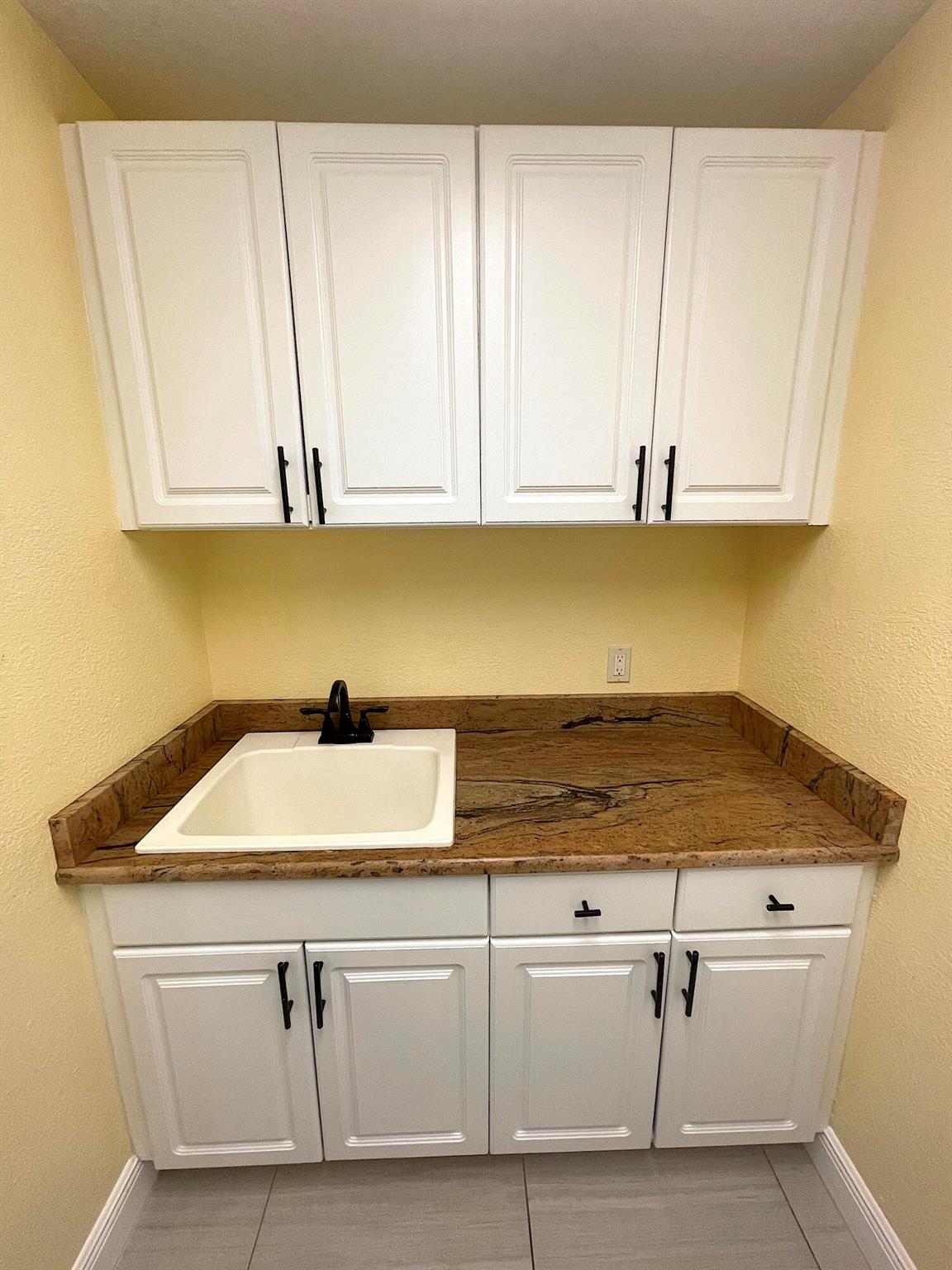 THE LAKES AT THE SAVANNAHS CONDOMINIUM - Residential Lease