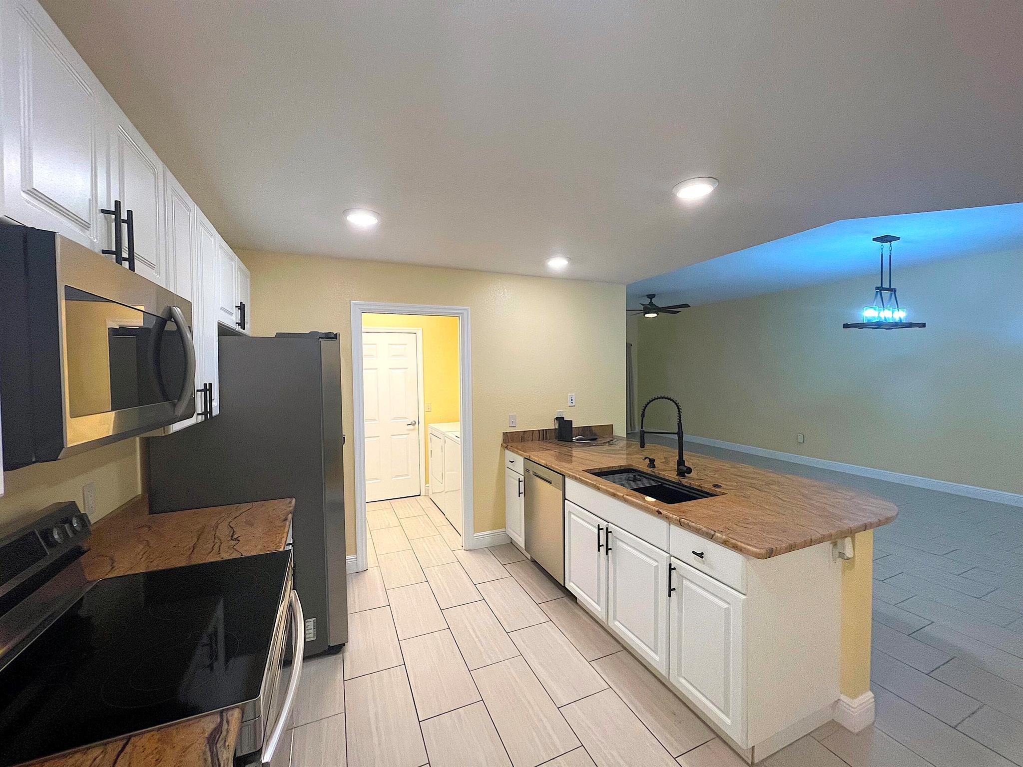 THE LAKES AT THE SAVANNAHS CONDOMINIUM - Residential Lease