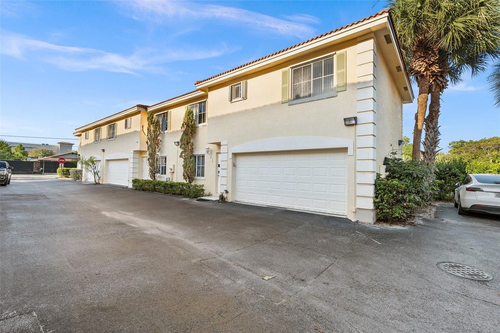 Photo of 190 SE 2nd Street, Deerfield Beach, FL 33441 (MLS # F10518650)