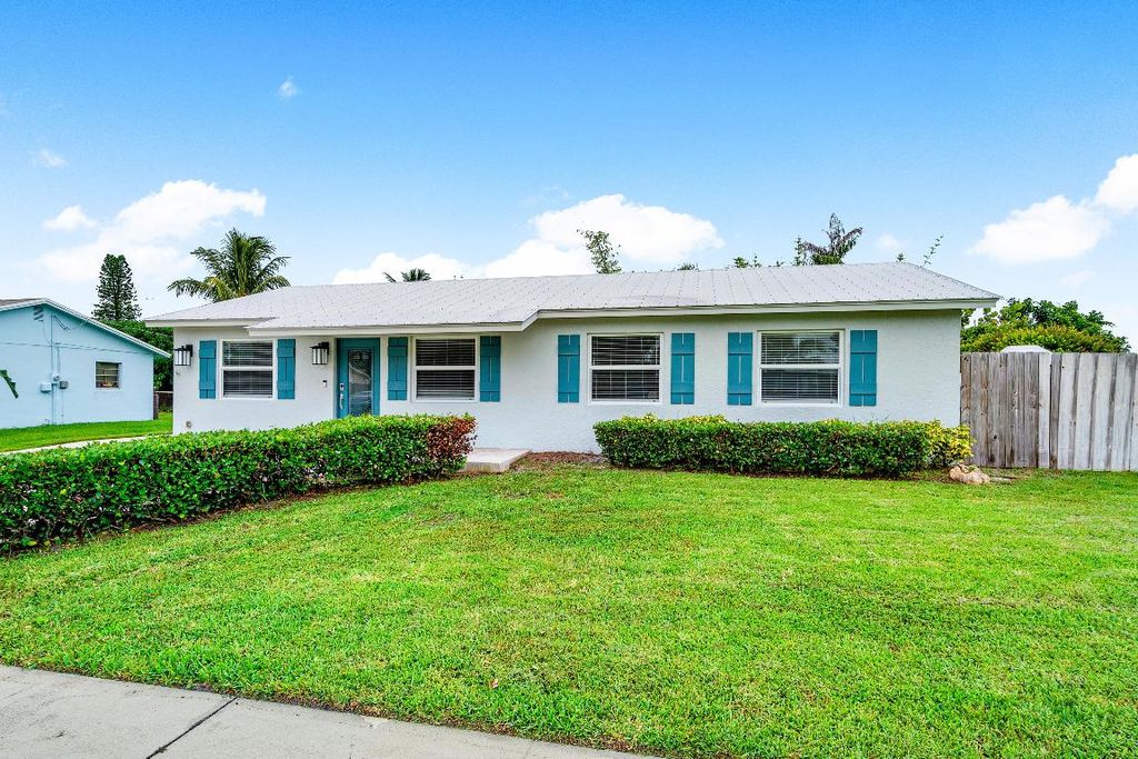 Photo of 1105 Sioux Street, Jupiter, FL 33458 (MLS # R10996360)
