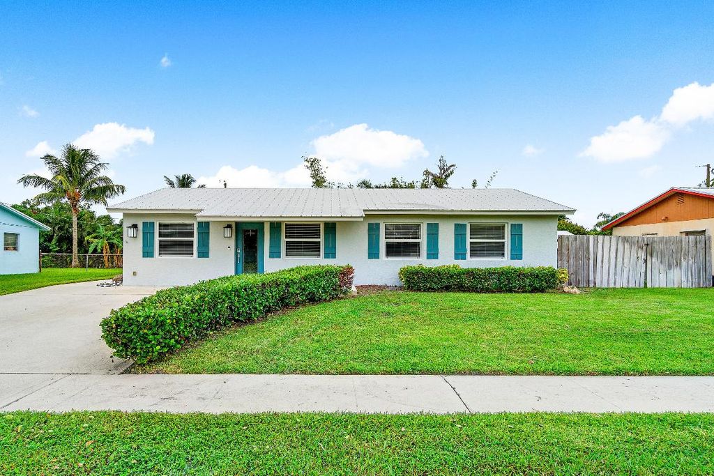 Photo of 1105 Sioux Street, Jupiter, FL 33458 (MLS # R10996360)