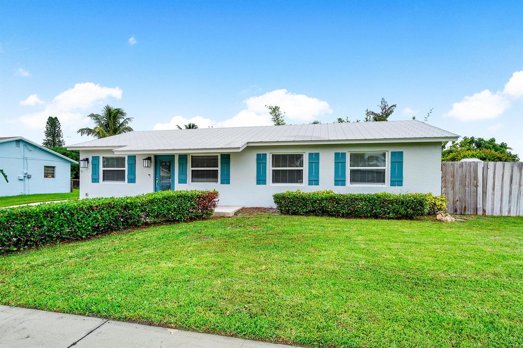 Photo of 1105 Sioux Street, Jupiter, FL 33458 (MLS # R10996360)