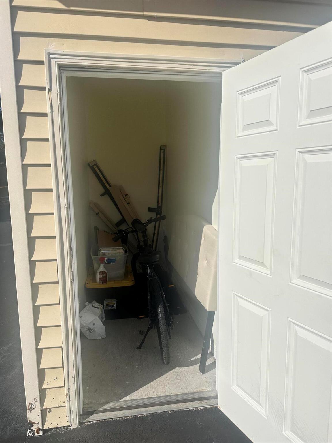 VILLAS AT LAKESIDE A COND - Residential