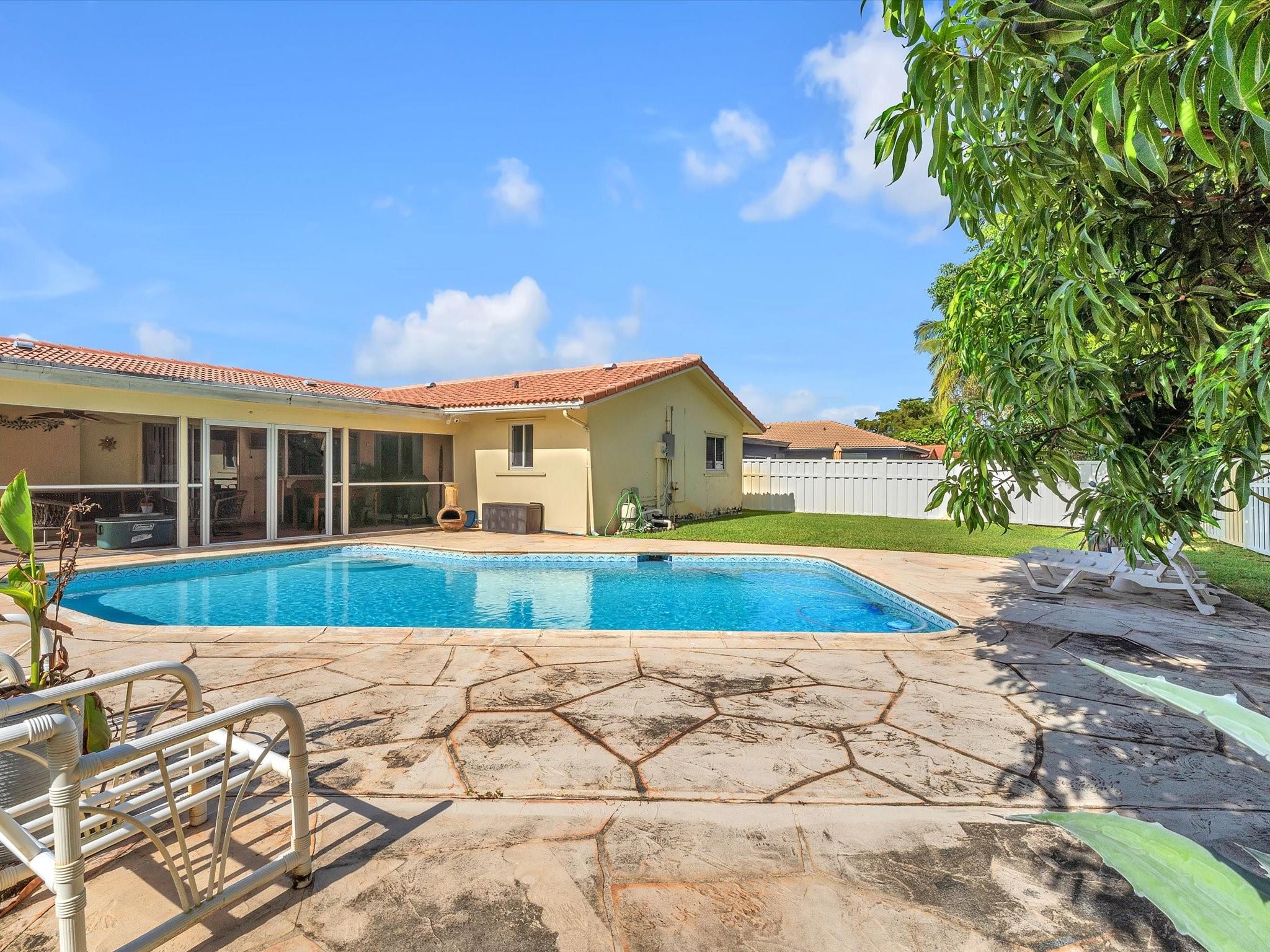 CASTLEWOOD - Residential Lease