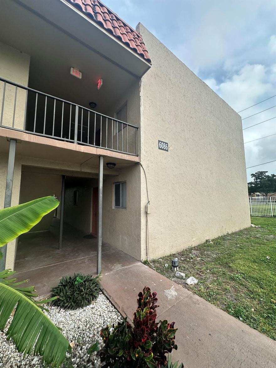 WONDERFUL FIRST FLOOR SPACIOUS 1/1 CORNER UNIT WITH BEAUTIFUL KITCHEN WITH GRANITE COUNTERTOPS AND BRAND NEW APPLIANCES. TILED FLOORS AND REAR ENCLOSED PATIO. UNIT IS LOCATED OFF OF FOREST HILL BLVD WITH ACCESS TO PUBLIC TRANSPORTATION AND SHORT WALKING DISTANCES TO SHOPPING AND RESTAURANTS. Water included in rent!Min 600 credit score.First, Last and Security to move in.