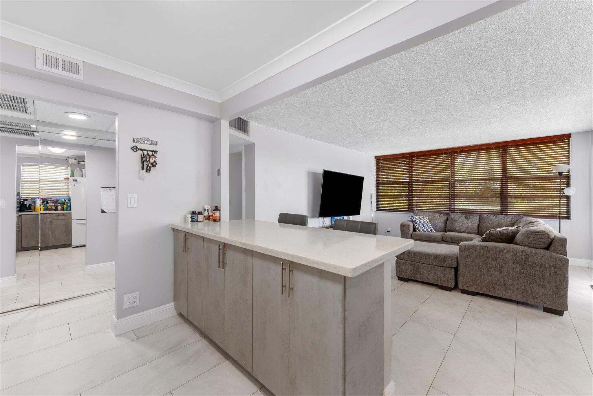 2751 Taft Street 403, Hollywood, FL, 33020/$249,000 4 2751 Taft Street 403