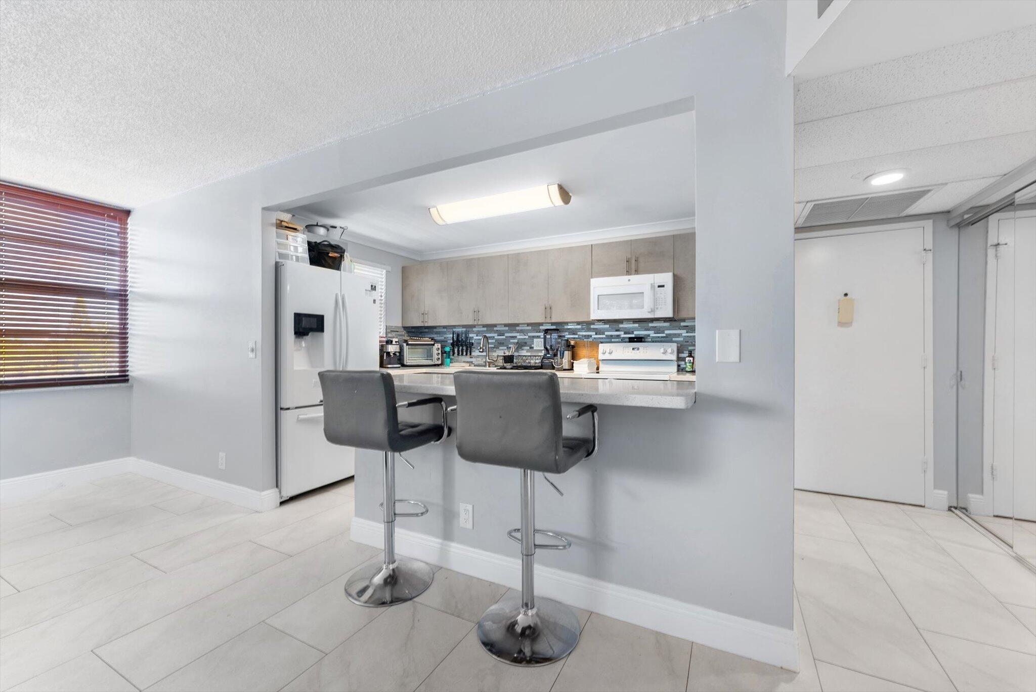 2751 Taft Street 403, Hollywood, FL, 33020/$249,000 3 2751 Taft Street 403