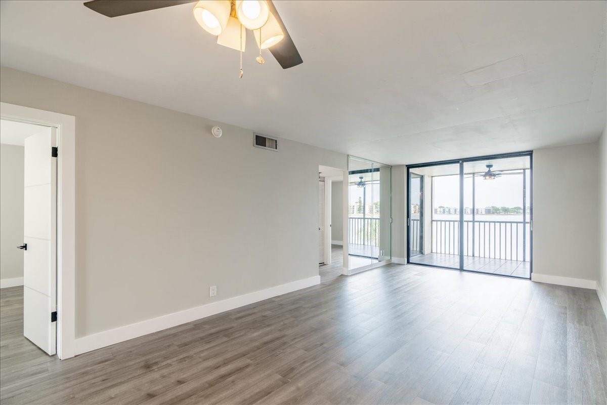 113 Lake Emerald Dr 201