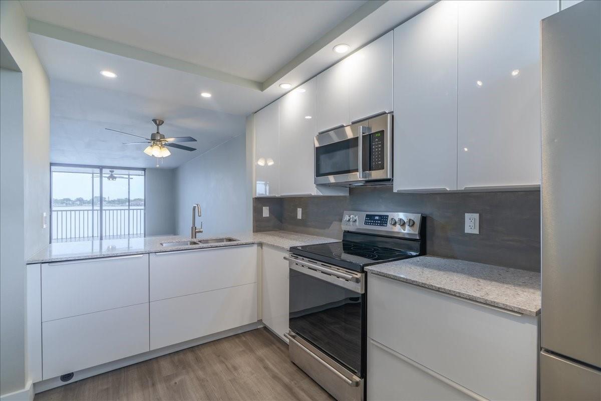 113 Lake Emerald Dr 201