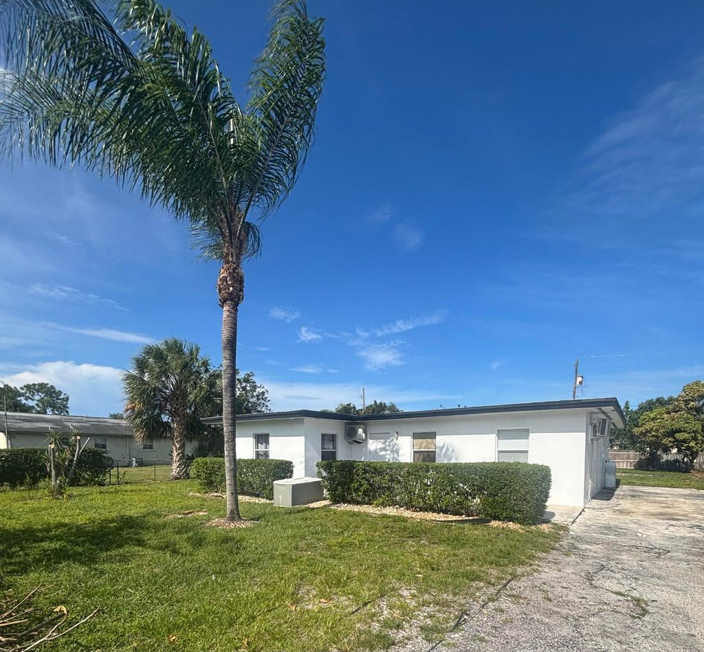 Photo of 328 Urquhart Street, Lake Worth Beach, FL 33461 (MLS # B26027274)
