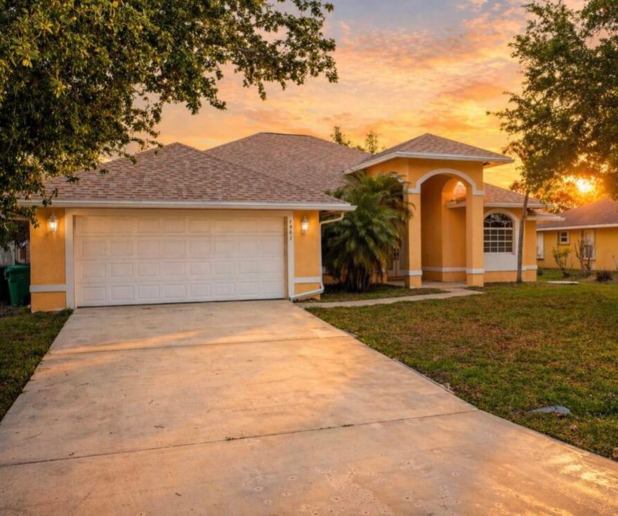 NEW ROOF MARCH 2026! ALL NEW/FRESH PAINT INSIDE. ALL APPLIANCES INCLUDED. ON A QUIET,LOW TRAFIC STREET. CLOSE TO SHOPPING AND HIGHWAYS. Lock box on front door. New Roof March 2026! All new inside paint.