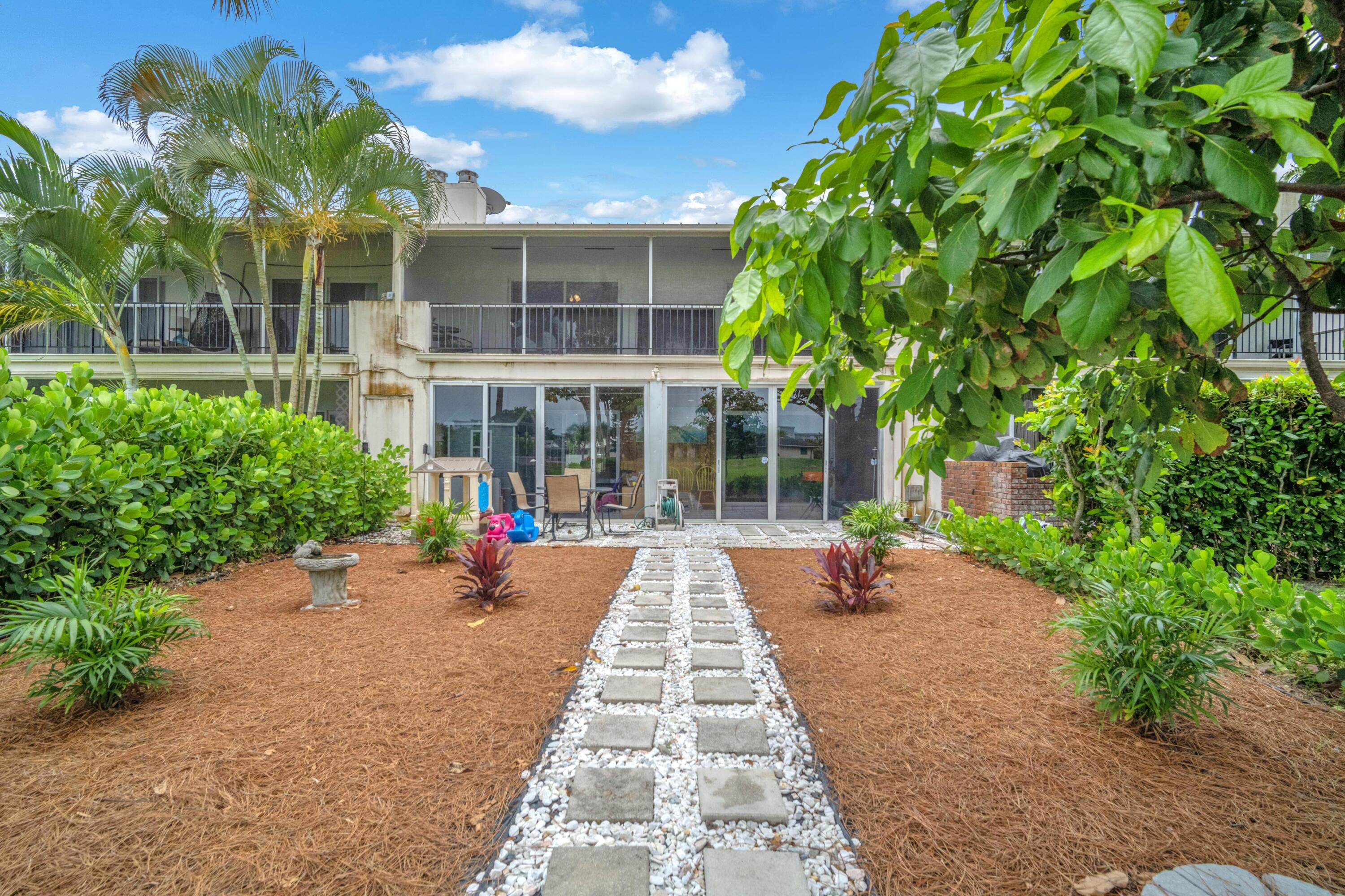 3119 N PALM AIRE Drive