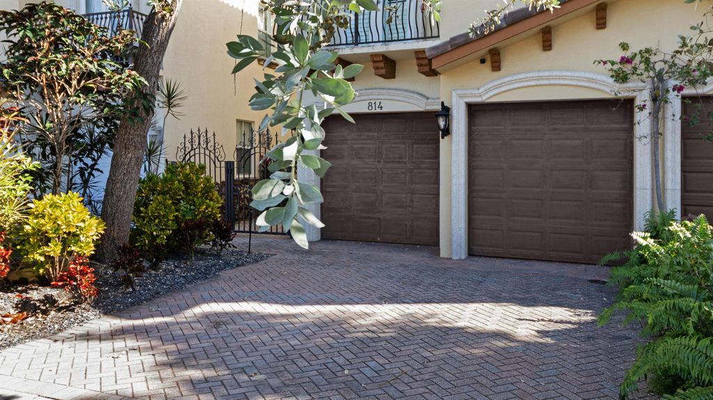 Photo of 814 N Victoria Park Road, Fort Lauderdale, FL 33304 (MLS # R11151310)