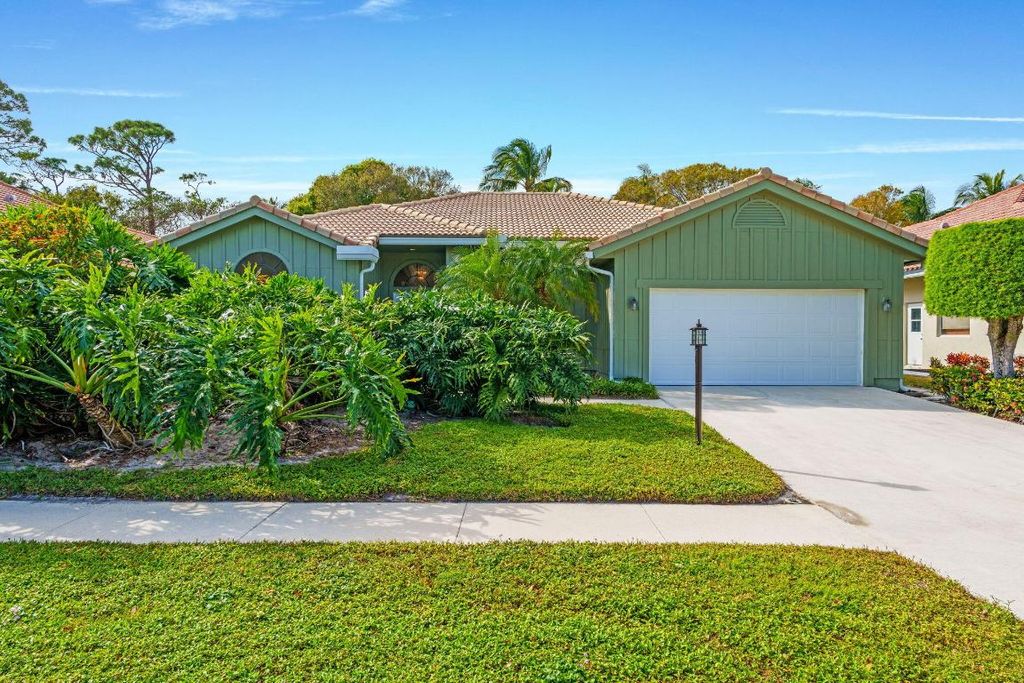 Photo of 9055 Cypress Hollow Drive, Palm Beach Gardens, FL 33418 (MLS # R11149362)