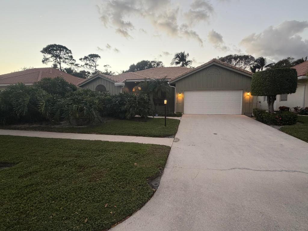 Photo of 9055 Cypress Hollow Drive, Palm Beach Gardens, FL 33418 (MLS # R11149362)