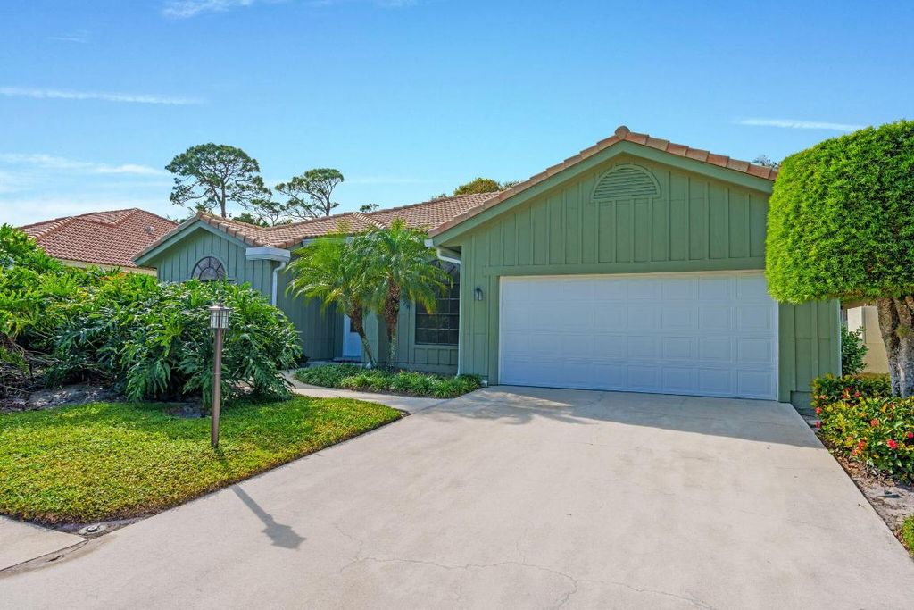 Photo of 9055 Cypress Hollow Drive, Palm Beach Gardens, FL 33418 (MLS # R11149362)