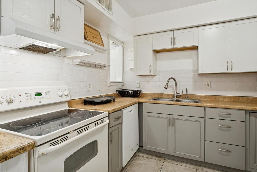 Photo of 9930 Pineapple Tree Drive #112, Boynton Beach, FL 33436 (MLS # R11157008)