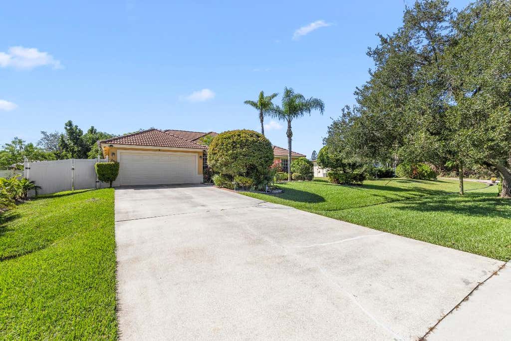 Photo of 233 SW Tulip Boulevard, Port Saint Lucie, FL 34953 (MLS # R11108003)