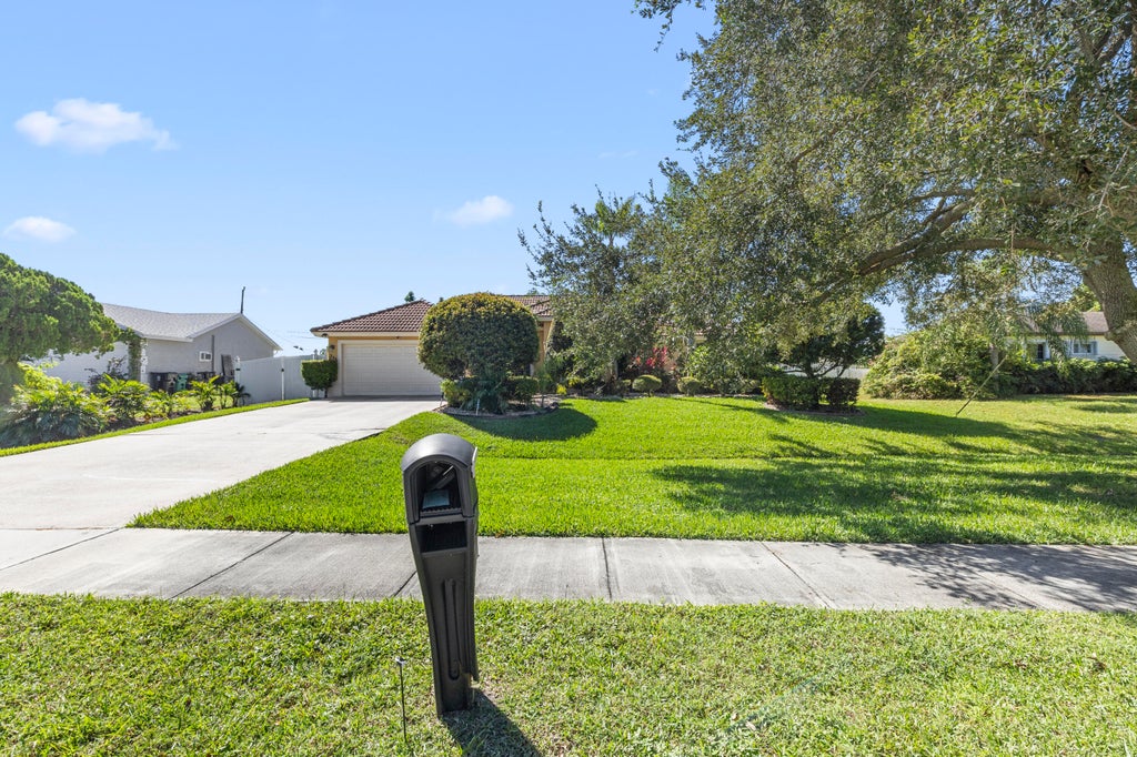 Photo of 233 SW Tulip Boulevard, Port Saint Lucie, FL 34953 (MLS # R11108003)