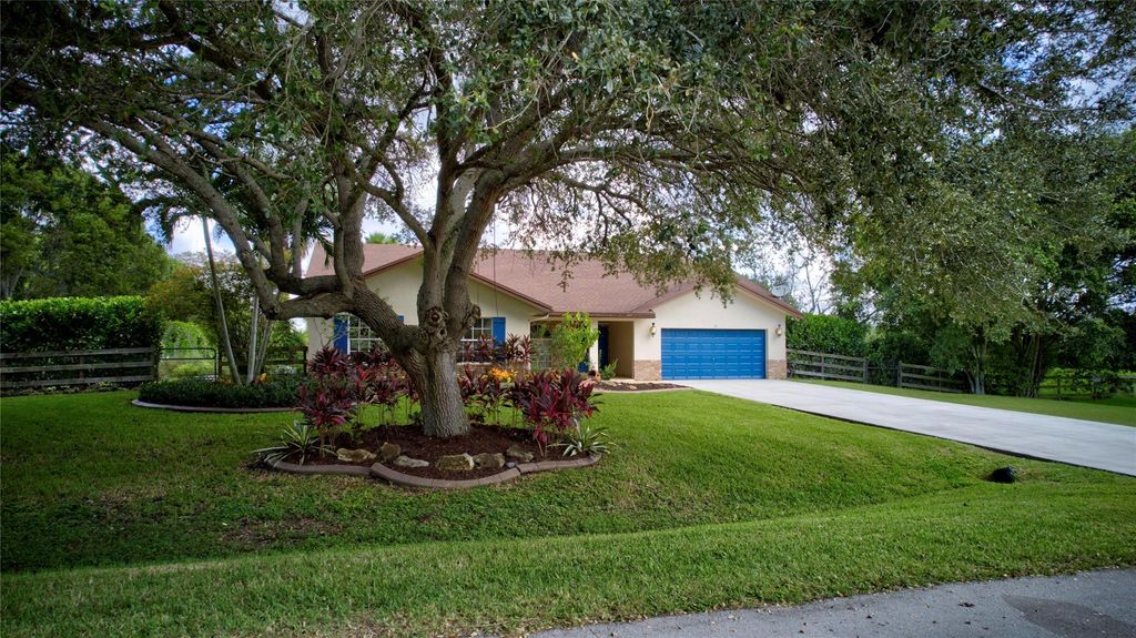 Photo of 20421 SW 51st St, Fort Lauderdale, FL 33332 (MLS # F10399794)