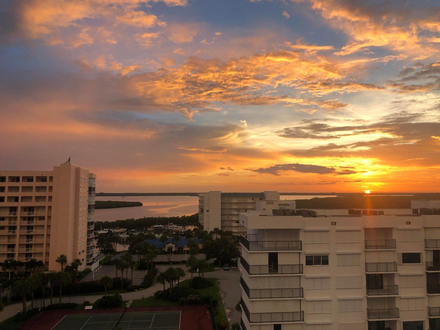 BIG BALCONY WITH OCEAN VIEW SEASONAL APARTMENT IN NORTH HUTCHINSON ISLAND. 2 POOLS, TENNIS COURT,SAUNA,GYM . PRIVATE BEACH.,BEAUTIFUL KITCHEN WITH  QUARTZ COUNTER TOP.CABLE ELECTRICITY ,INTERNET AND WATER ARE INCLUDES.ON SEASONAL RENT ,OWNER/AGENT (NO PETS).