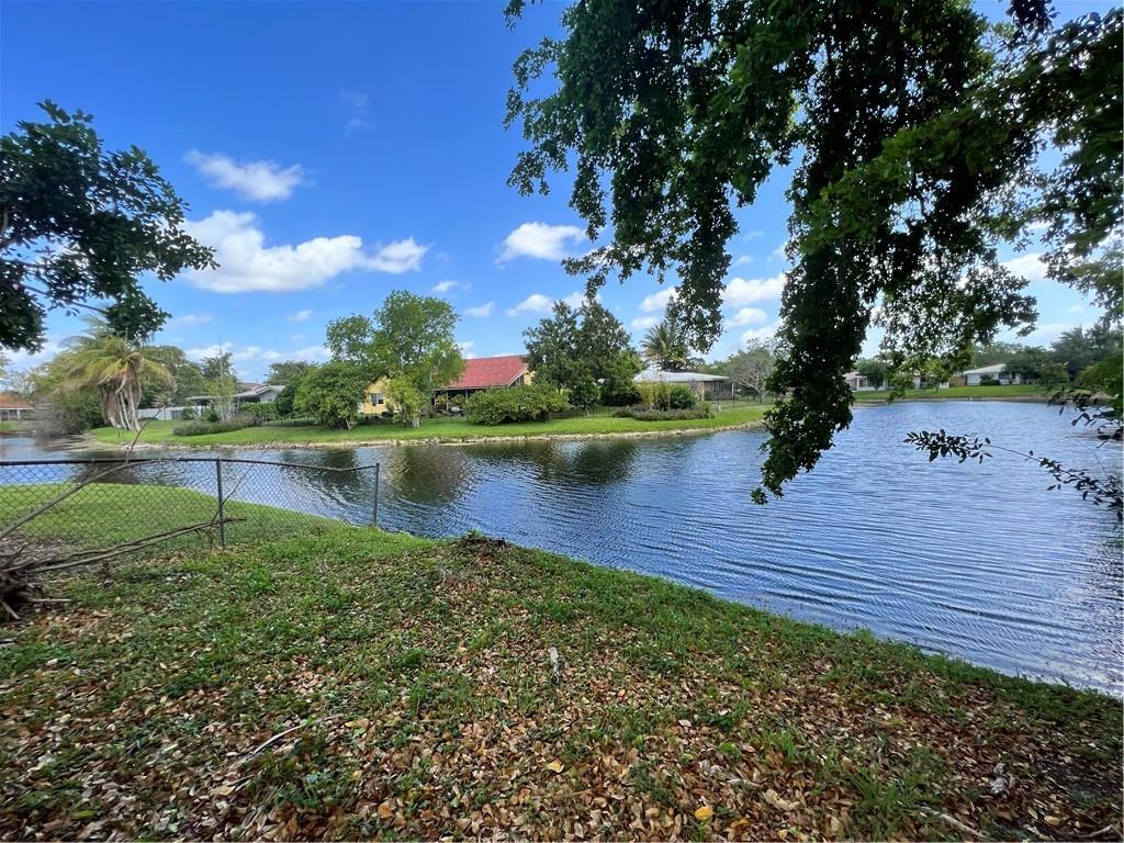CORAL SPRINGS LAKES - Residential
